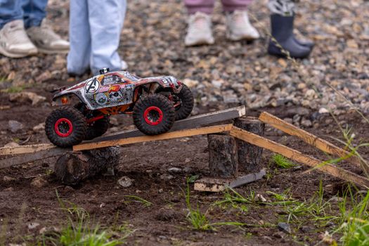 Elektrické nebo Benzínové RC Auto? Jaký Motor Vybrat pro Maximální Zábavu
